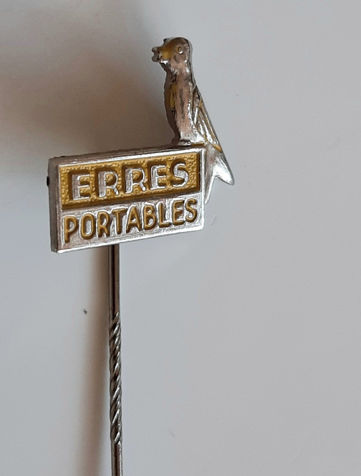 SPELDJE VAN " ERRES PORTABLES " DRAAGBARE RADIO, Verzenden, Gebruikt, Overige onderwerpen