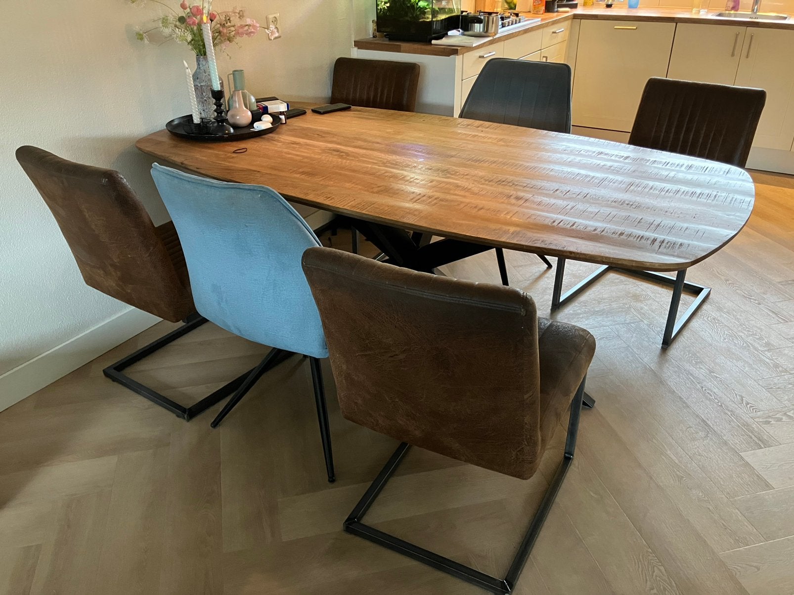 6 eetkamer stoelen, 4 bruin en 2 blauw achtig, Huis en Inrichting, Tafels | Eettafels, 200 cm of meer, Zo goed als nieuw, Rechthoekig