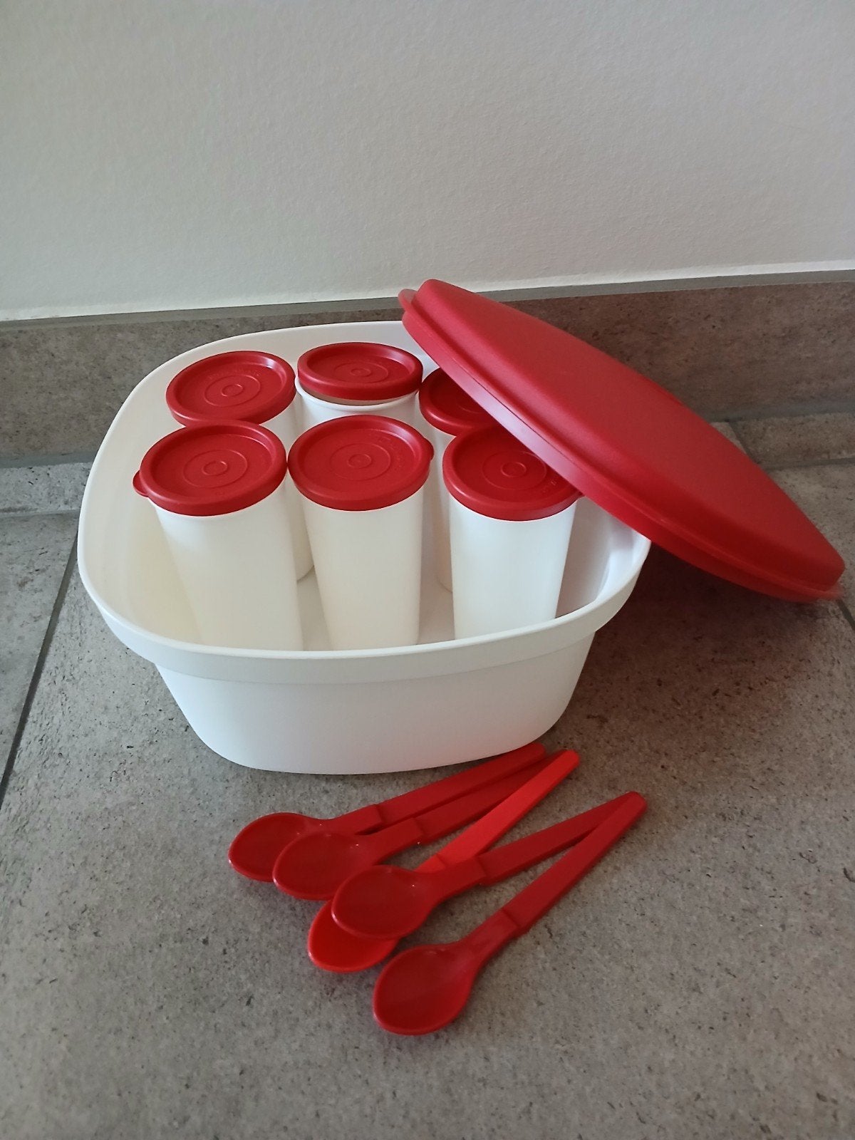 Tupperware yoghurt maker/bereider met bekers en lepels, Overige typen, Ophalen of Verzenden, Zo goed als nieuw, Rood