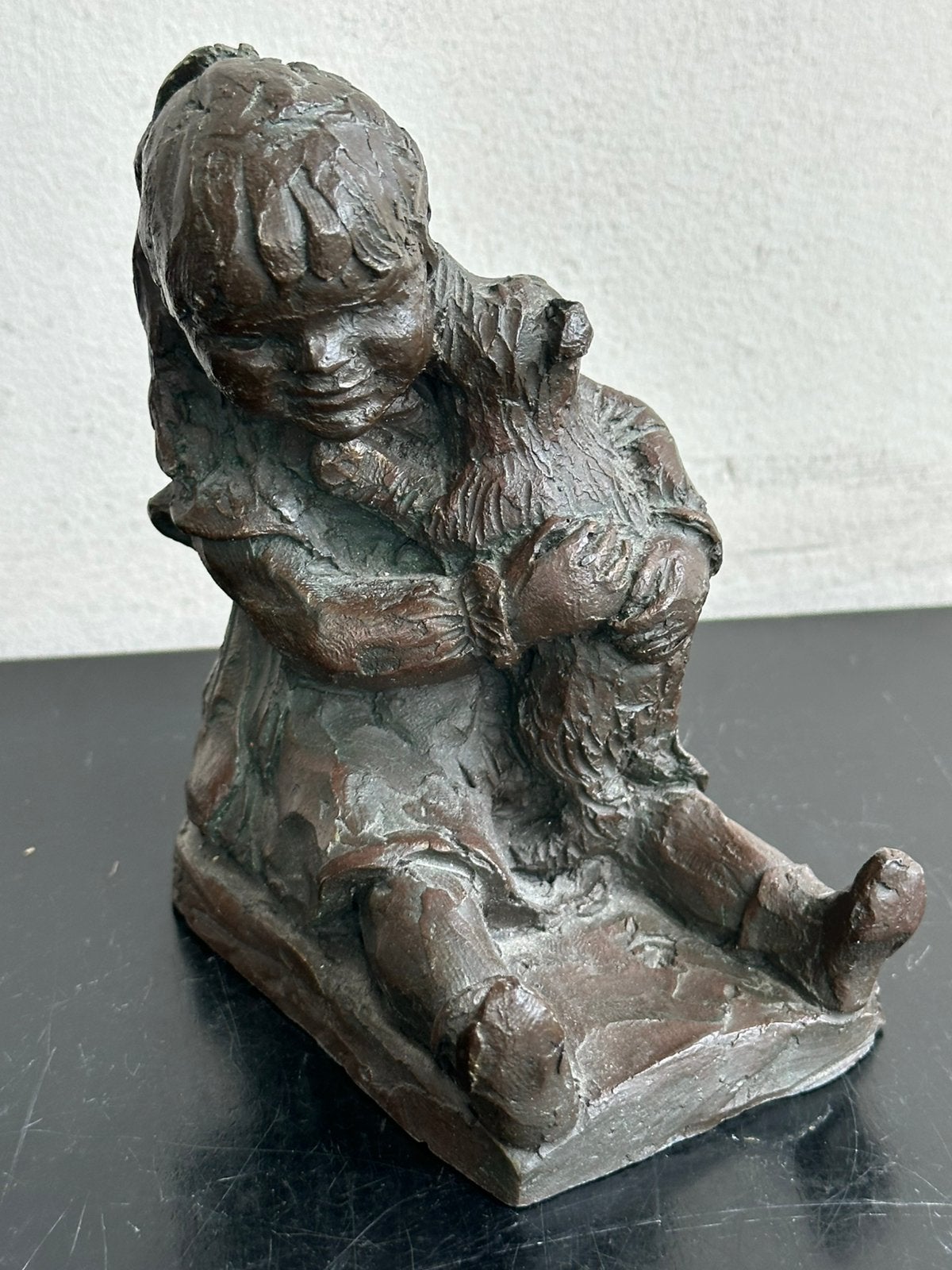 Oud gemerkt Lief beeldje meisje met hondje, Ophalen of Verzenden, Gebruikt, Mens