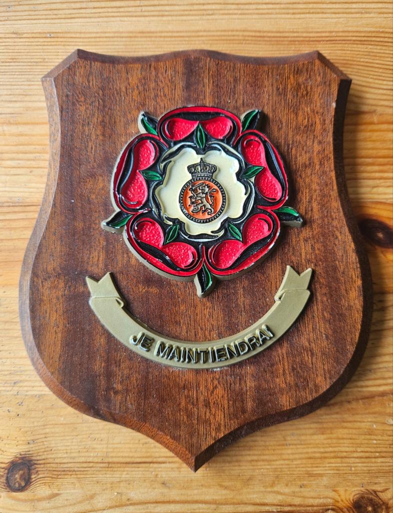 Wapenschildje MILVA, Verzamelen, Ophalen of Verzenden, Landmacht, Nederland, Kunstobject