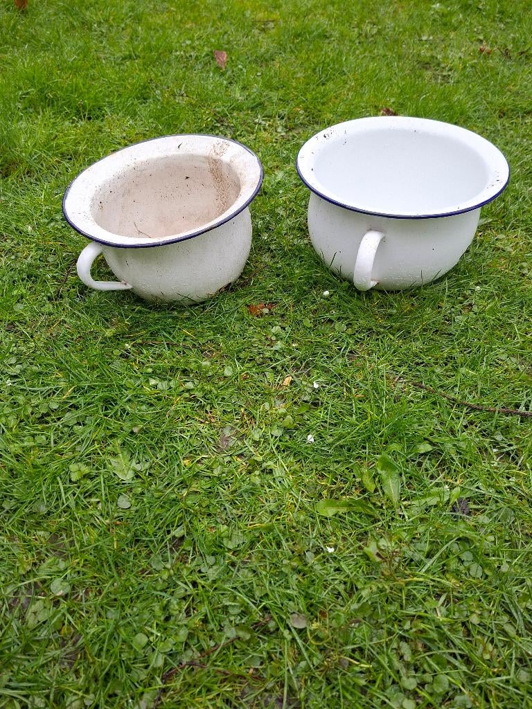 2 witte emaille po's, Ophalen