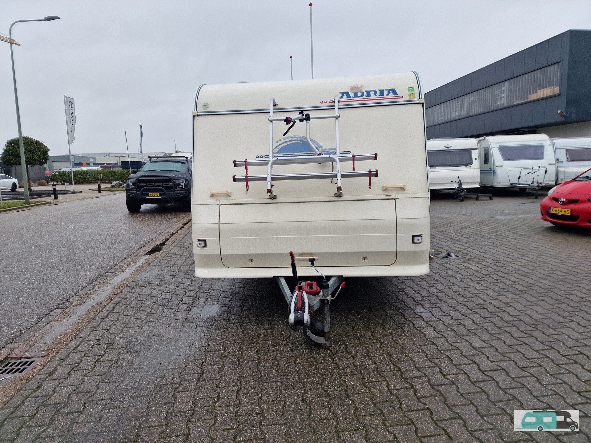 Adria unica 432PX (bj 2002), Caravans en Kamperen, Bedrijf, Adria, 5 tot 6 meter, Kachel