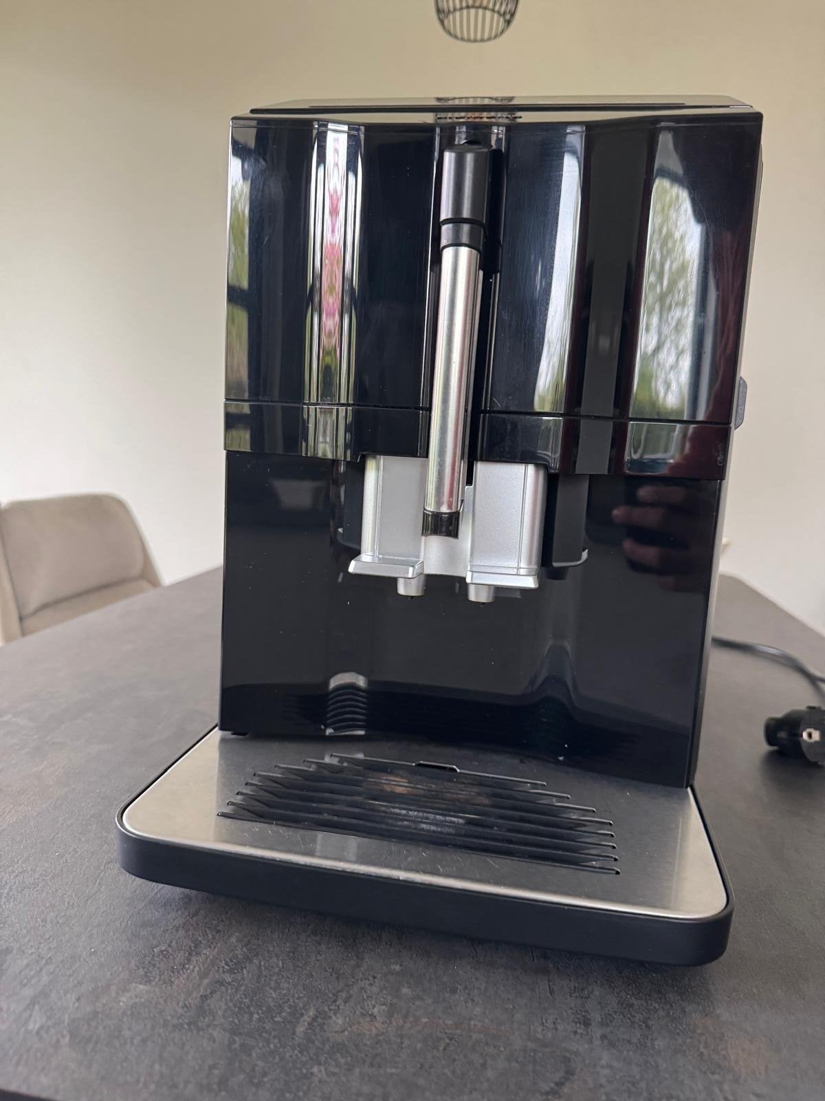 Defecte Siemens EQ.300 koffiemachine (TI35A209RW/11), Ophalen, Afneembaar waterreservoir, Koffiemachine, Koffiebonen
