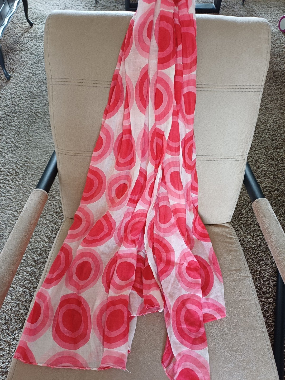 Leuke roze sjaal omslagdoek met cirkelpatroon 180x110 cm, Ophalen of Verzenden, Gedragen, Maat 46/48 (XL) of groter, Sjaal