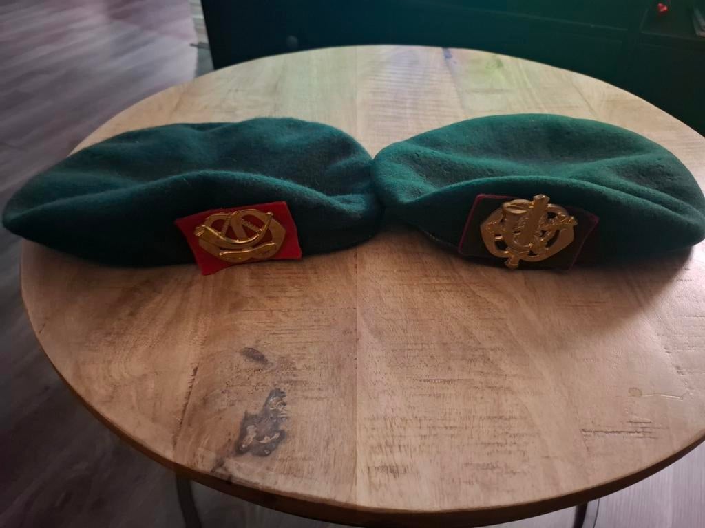 2x Groene baretten met emblemen, Ophalen of Verzenden, Landmacht, Nederland, Helm of Baret