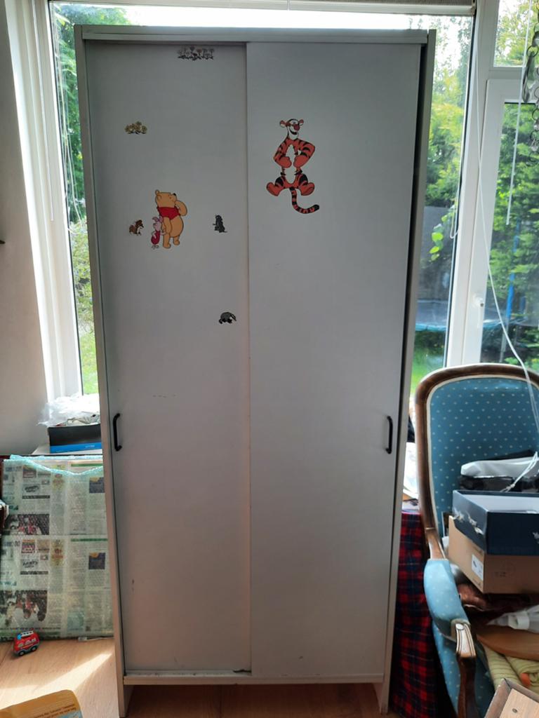 Kledingkast met schuifdeuren en Winnie de Poeh stickers, Huis en Inrichting, Kasten | Kledingkasten, Ophalen, Met deur(en), Gebruikt