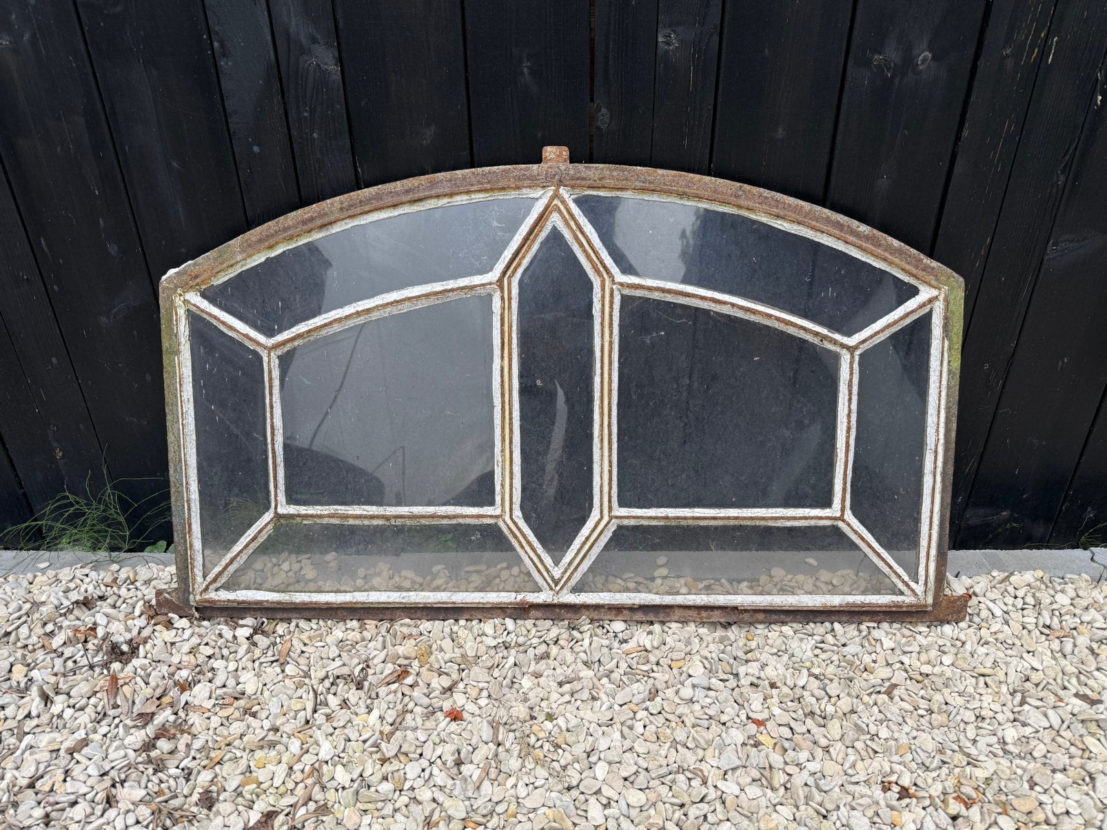 Antiek gietijzeren stalraam / boograam met origineel glas, Doe-het-zelf en Verbouw, Glas en Ramen, Ophalen, Gevelraam of Ruit