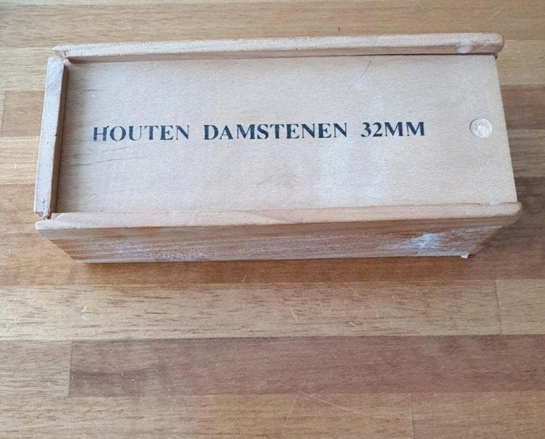 Houten doos met damschijven, damstenen, Een of twee spelers, Ophalen of Verzenden, Zo goed als nieuw
