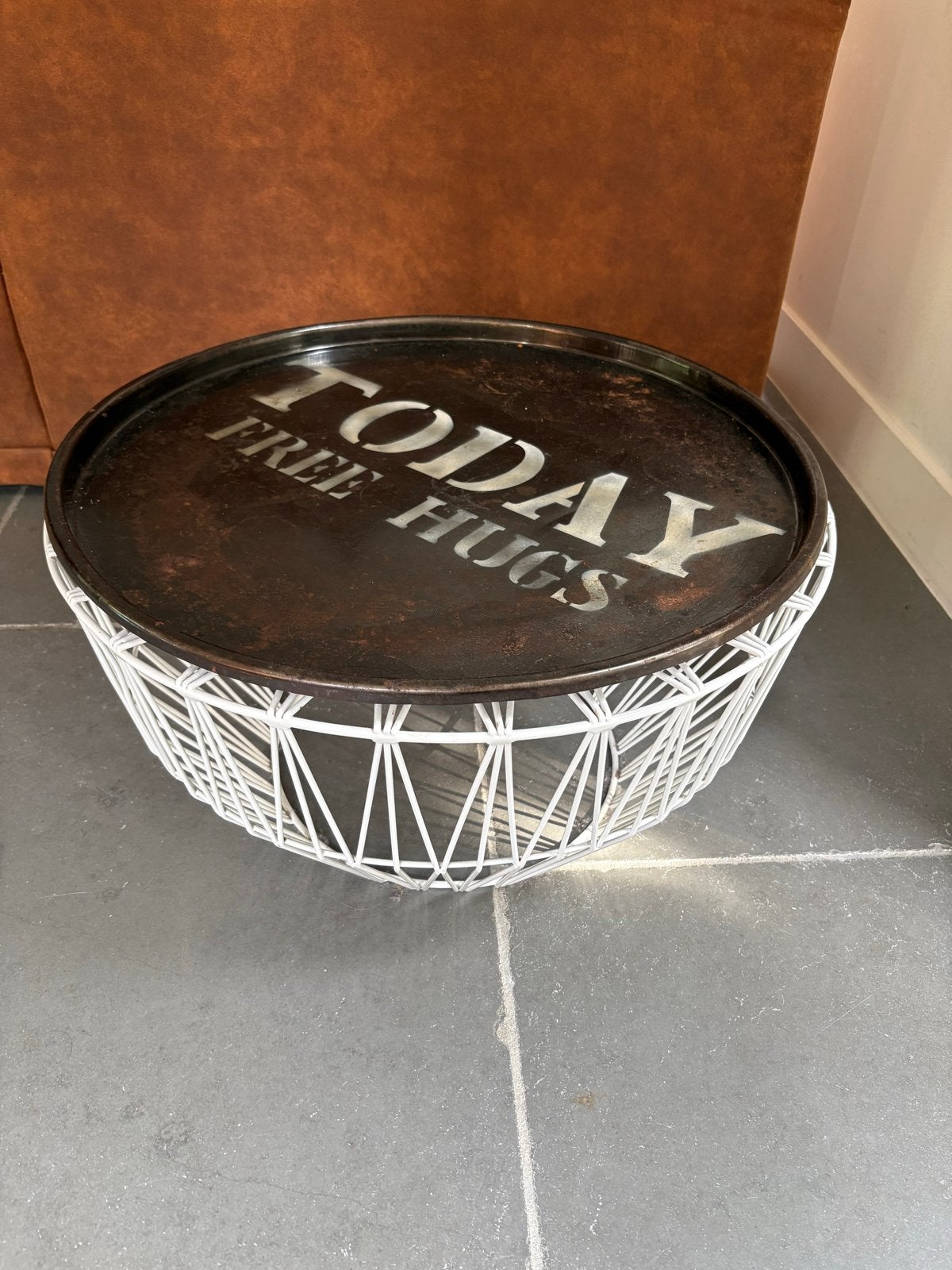 Salontafel met metalen onderstel en dienblad (van Loods 5), Ophalen, Gebruikt, Rond, 50 tot 100 cm