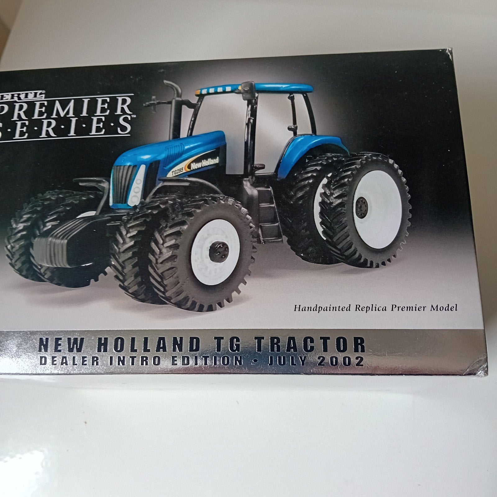 ERTL New Holland TG  Dealer INTRO ed. Hand Painted NIB, Hobby en Vrije tijd, Modelbouw | Auto's en Voertuigen, Ophalen of Verzenden