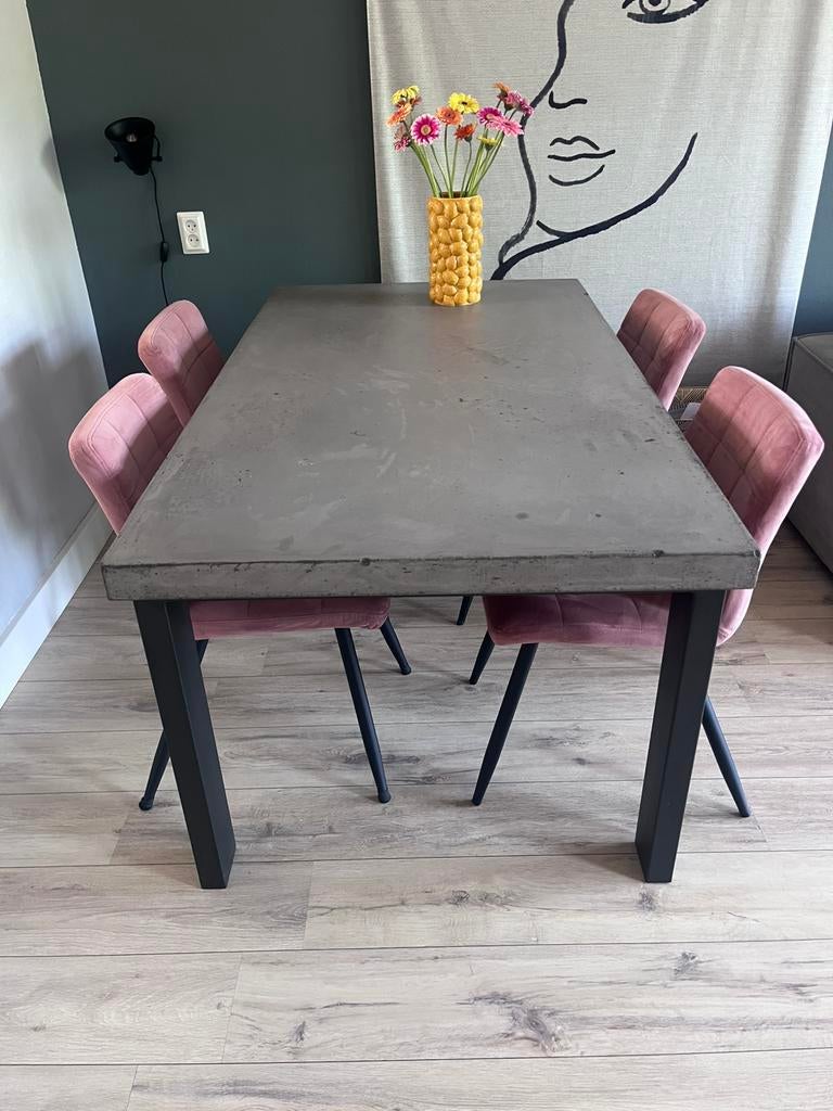 Eettafel grijs betonlaag met stalen poten, Ophalen, Gebruikt, 50 tot 100 cm, Vier personen
