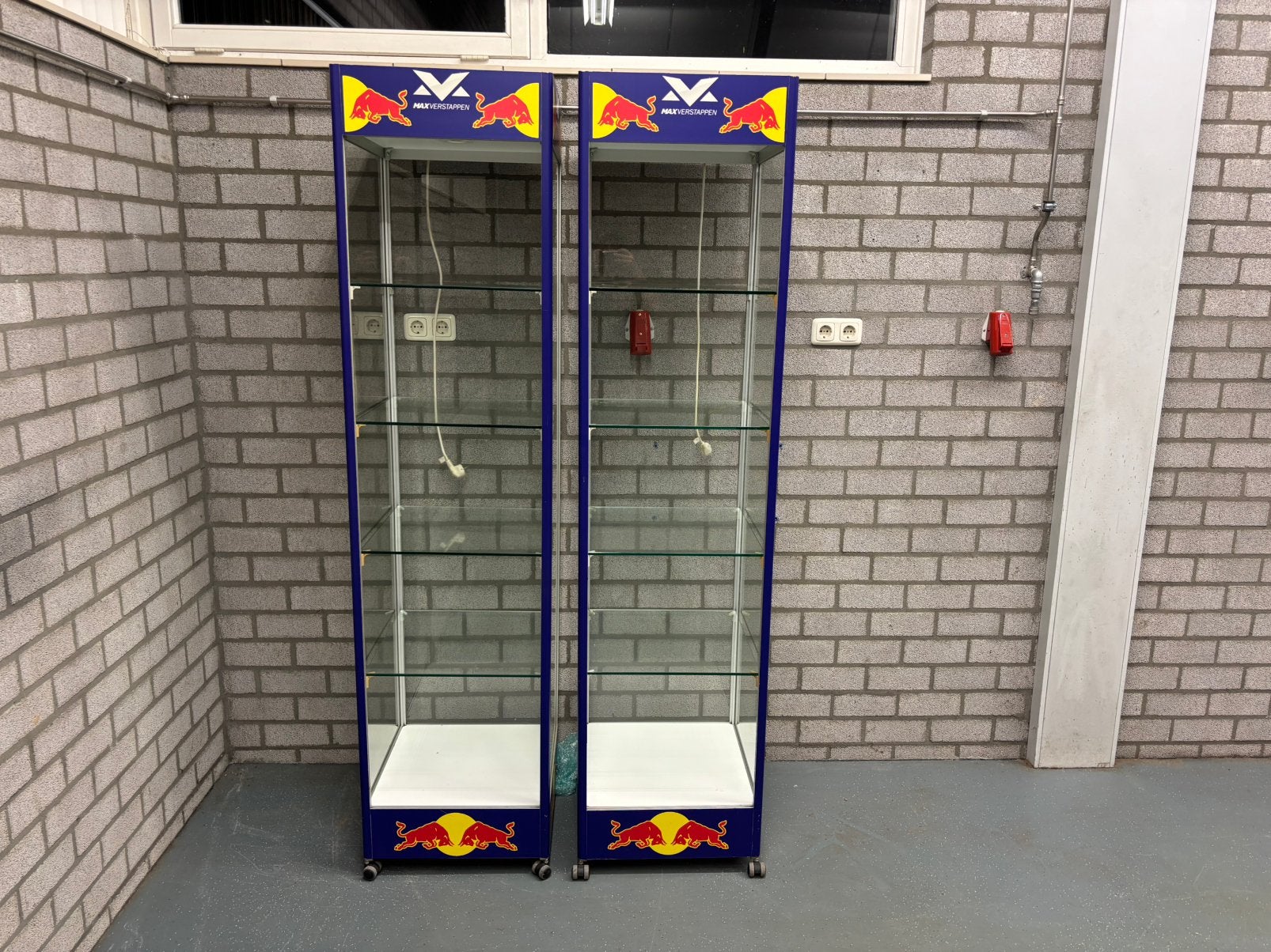 Vitrinekasten formule 1 red bull, Ophalen, Zo goed als nieuw