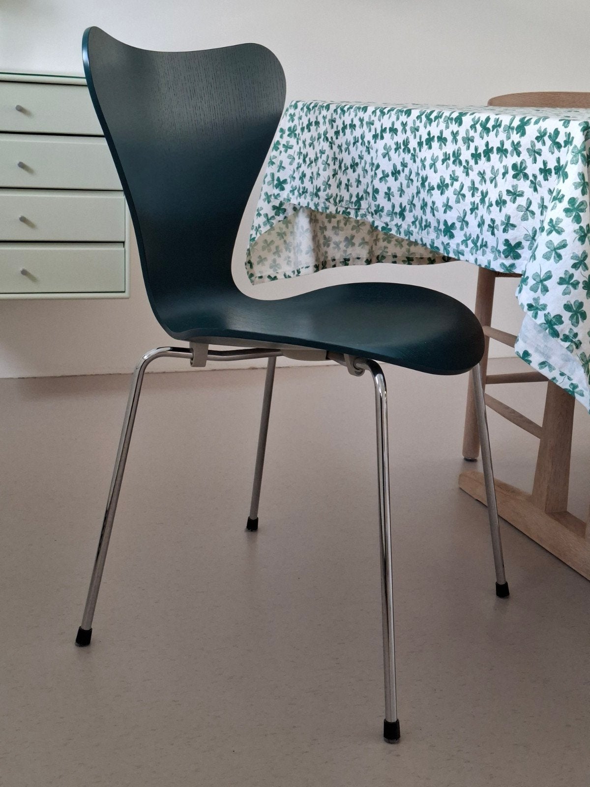 Fritz Hansen Vlinderstoel- Donkergroen, als nieuw!, Huis en Inrichting, Stoelen, Ophalen, Gebruikt, Overige kleuren, Scandinavisch design, Modern, Tijdloos