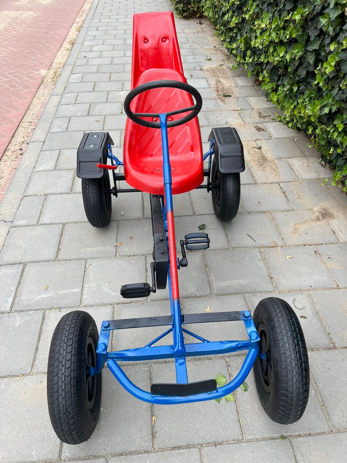 Mammoet met 2 stoelen