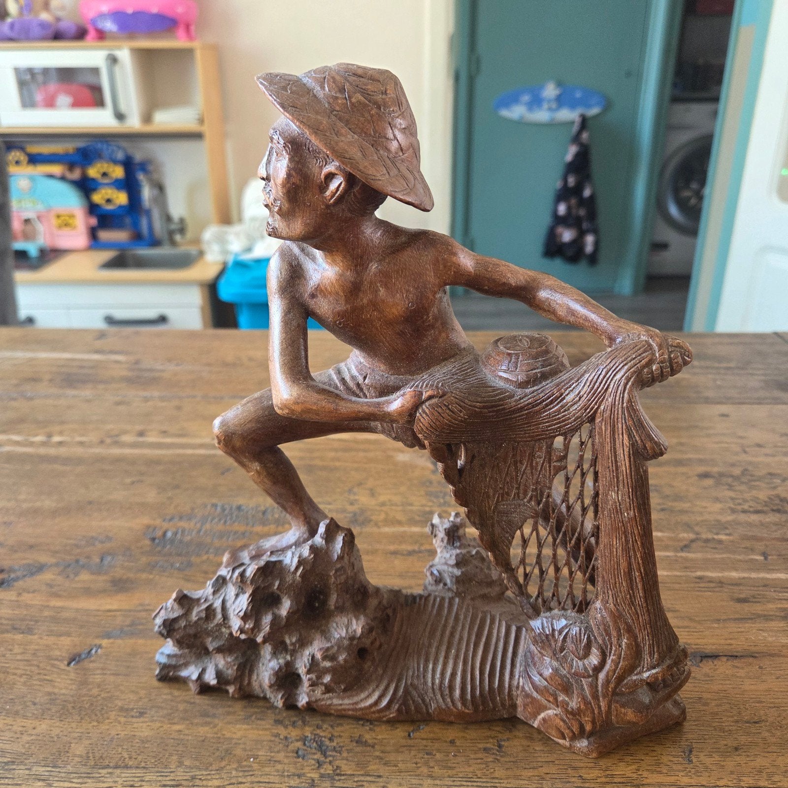 Vintage houten beeld van visser met net, Ophalen of Verzenden, Handgemaakt, 20 - 50 cm, Beeld