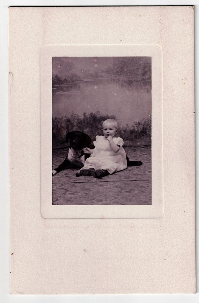 Cab. foto nr. 6 Kleine hummel met haar hond (N.Scharwoude), Gebruikt, Foto, Ophalen of Verzenden, Voor 1940
