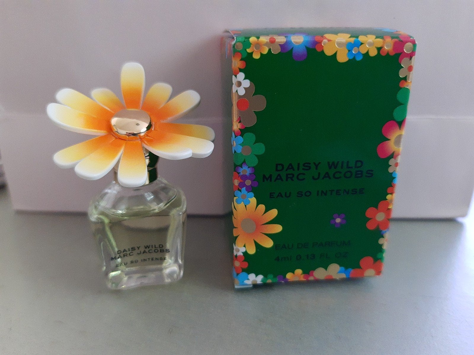 Marc Jacobs Daisy Wild eau so intense parfumminiatuur, Verzamelen, Ophalen of Verzenden, Nieuw, Miniatuur, Gevuld