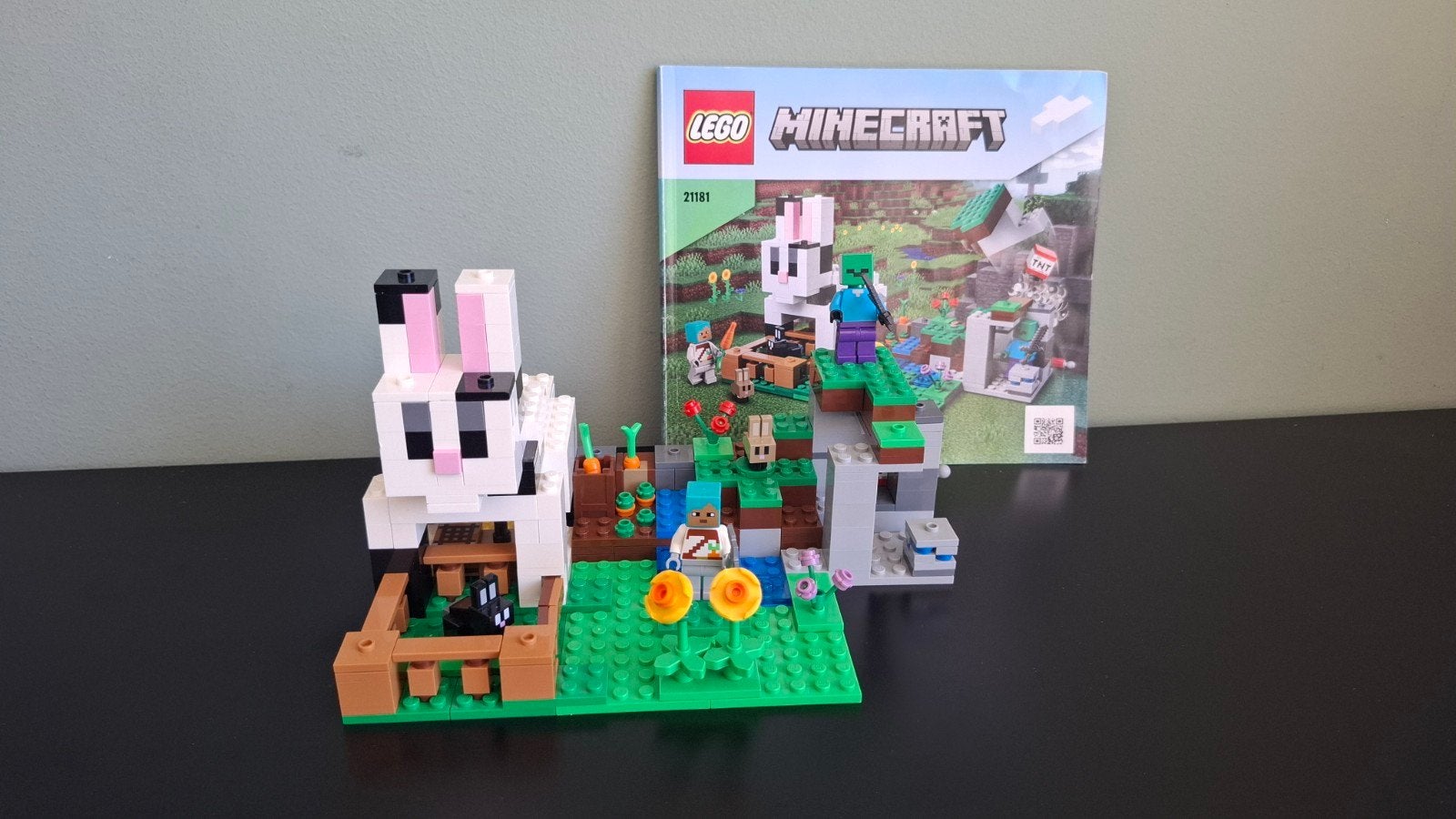 LEGO Minecraft 21181 Konijnenboerderij – compleet + boekje, Minecraft, Lego, Ophalen of Verzenden, Zo goed als nieuw