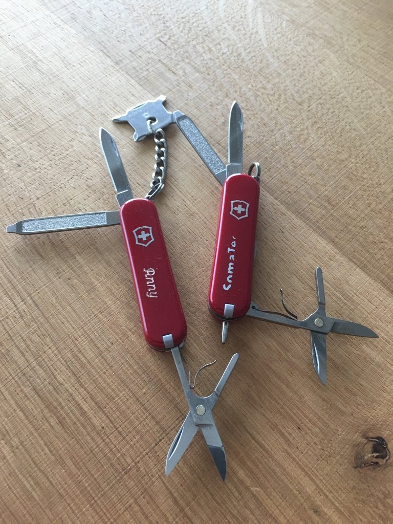 1 Victorinox classic SD, 1 Victorinox signature zakmes, Ophalen of Verzenden