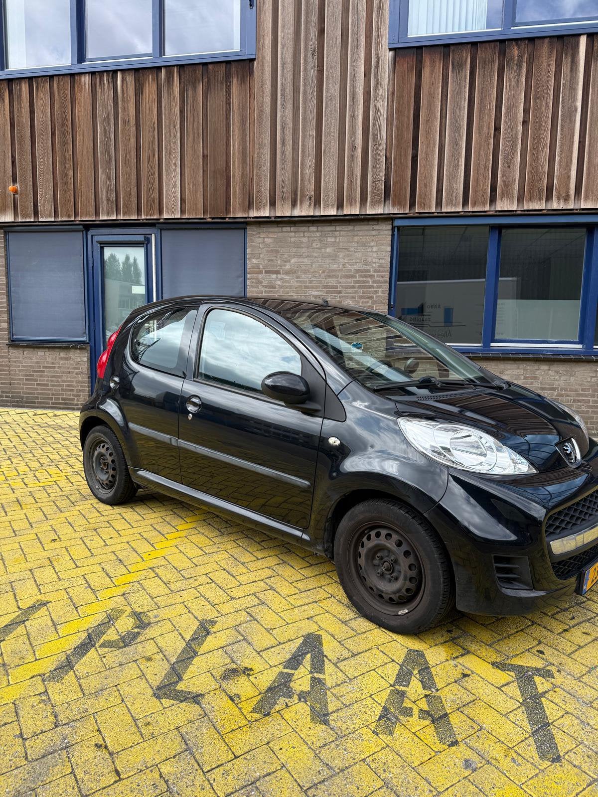 Peugeot 107 1.0 12V 5DR 2011 Zwart Airco, Voorwielaandrijving, 4 stoelen, Origineel Nederlands, Handgeschakeld