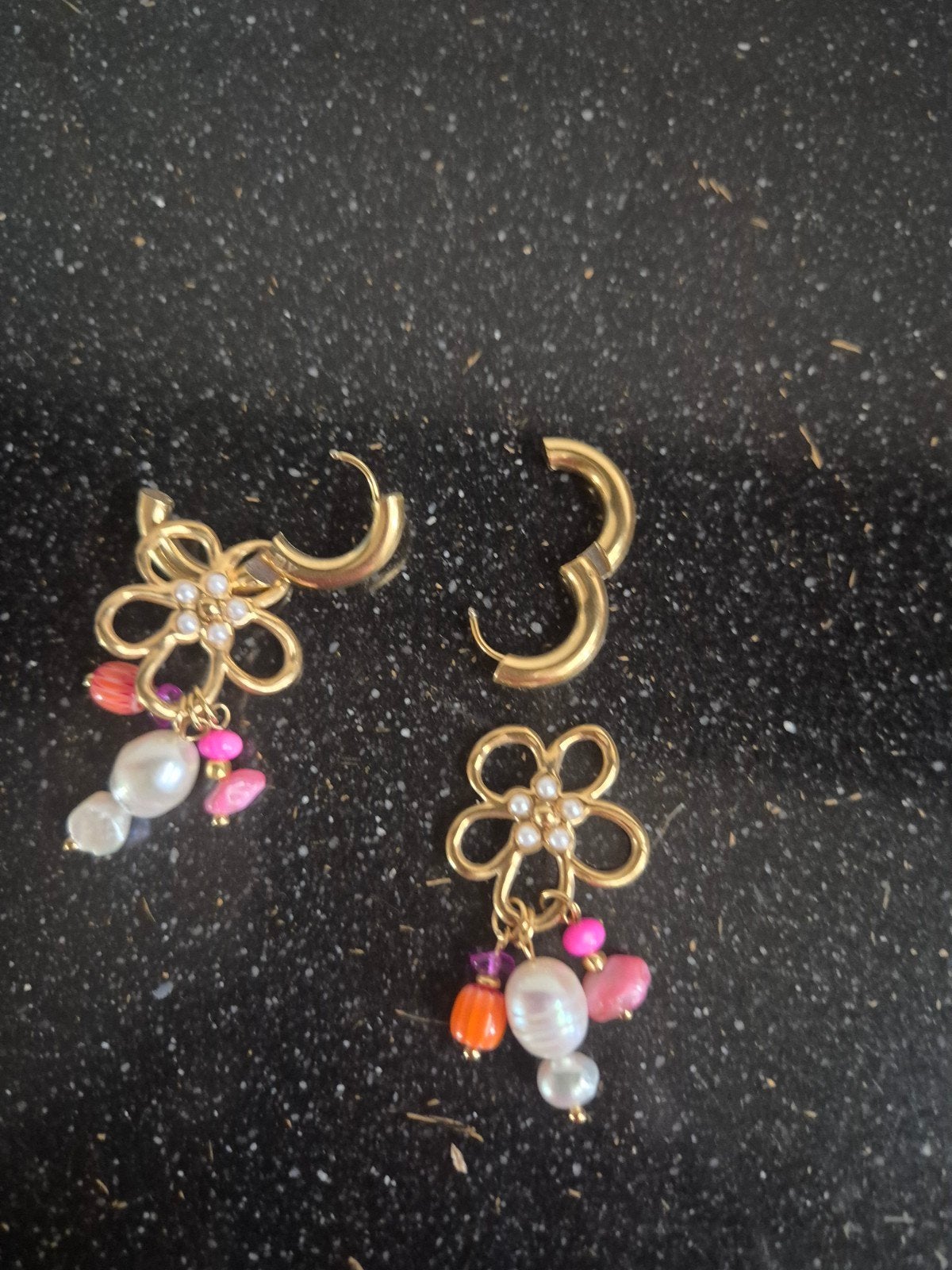 Oorringen met bloem en parels, Hangers, Ophalen of Verzenden, Zo goed als nieuw, Met edelsteen