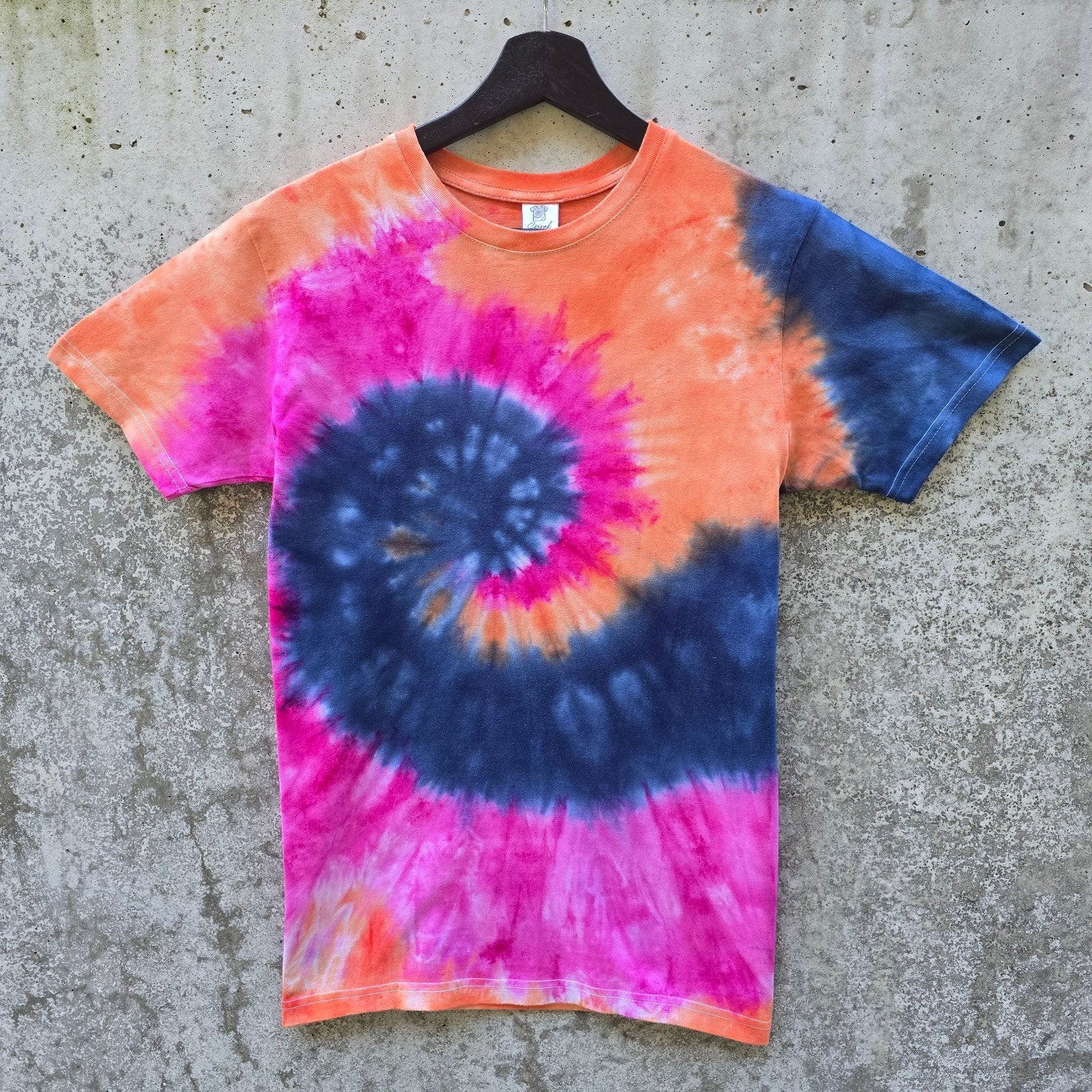 Spiral tie dye roze - blauw - oranje t-shirt unisex maat XS, Overige kleuren, Spiral Creaties, Nieuw, Ophalen of Verzenden