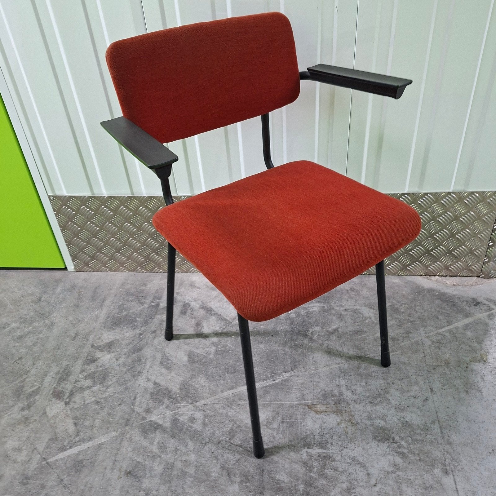 Gispen 1235 Vintage Industriële Stoel Rood met Bakeliet