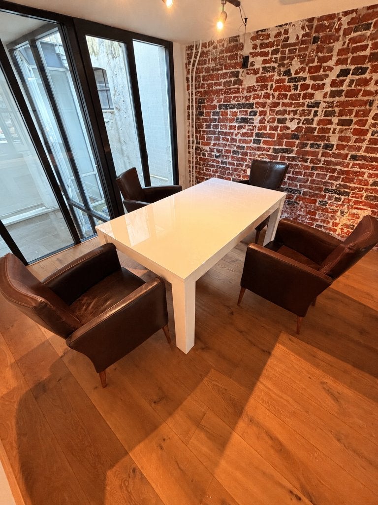 Witte hoogglans eettafel met 4 bruine armstoelen, Ophalen, Gebruikt, 50 tot 100 cm, 150 tot 200 cm