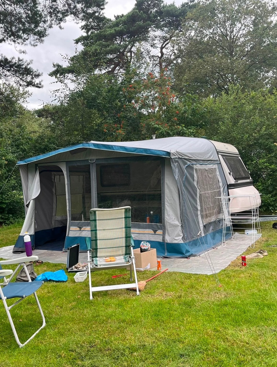 Hobby Classic Caravan met voortent, Vast bed, Hobby, Treinzit, 750 - 1000 kg