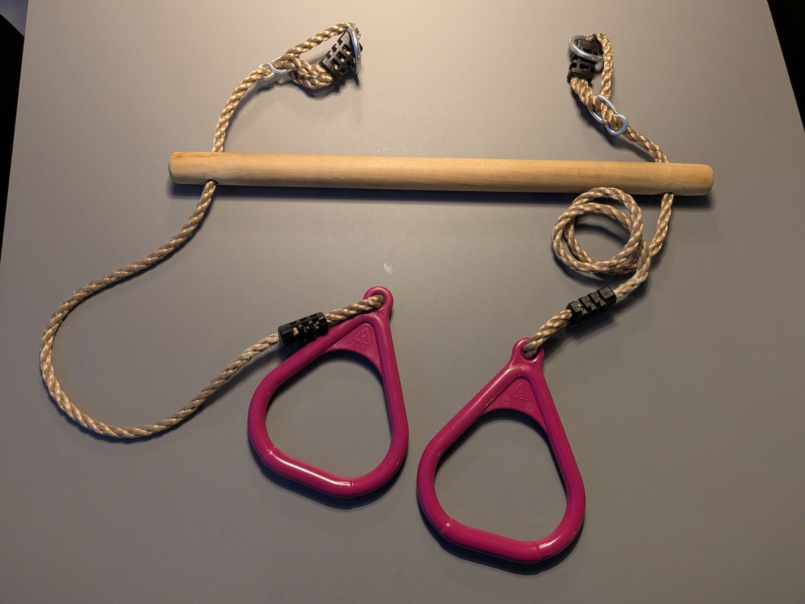 Houten trapeze schommel met roze ringen - prima staat, Kinderen en Baby's, Ophalen, Gebruikt, Schommel