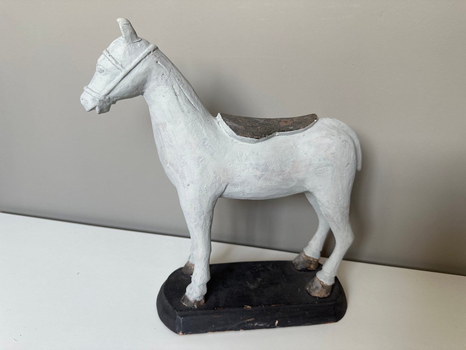Decoratief houten paard met zadel - Handgemaakt, Ophalen of Verzenden, Zoogdier, 20 - 50 cm, Wit