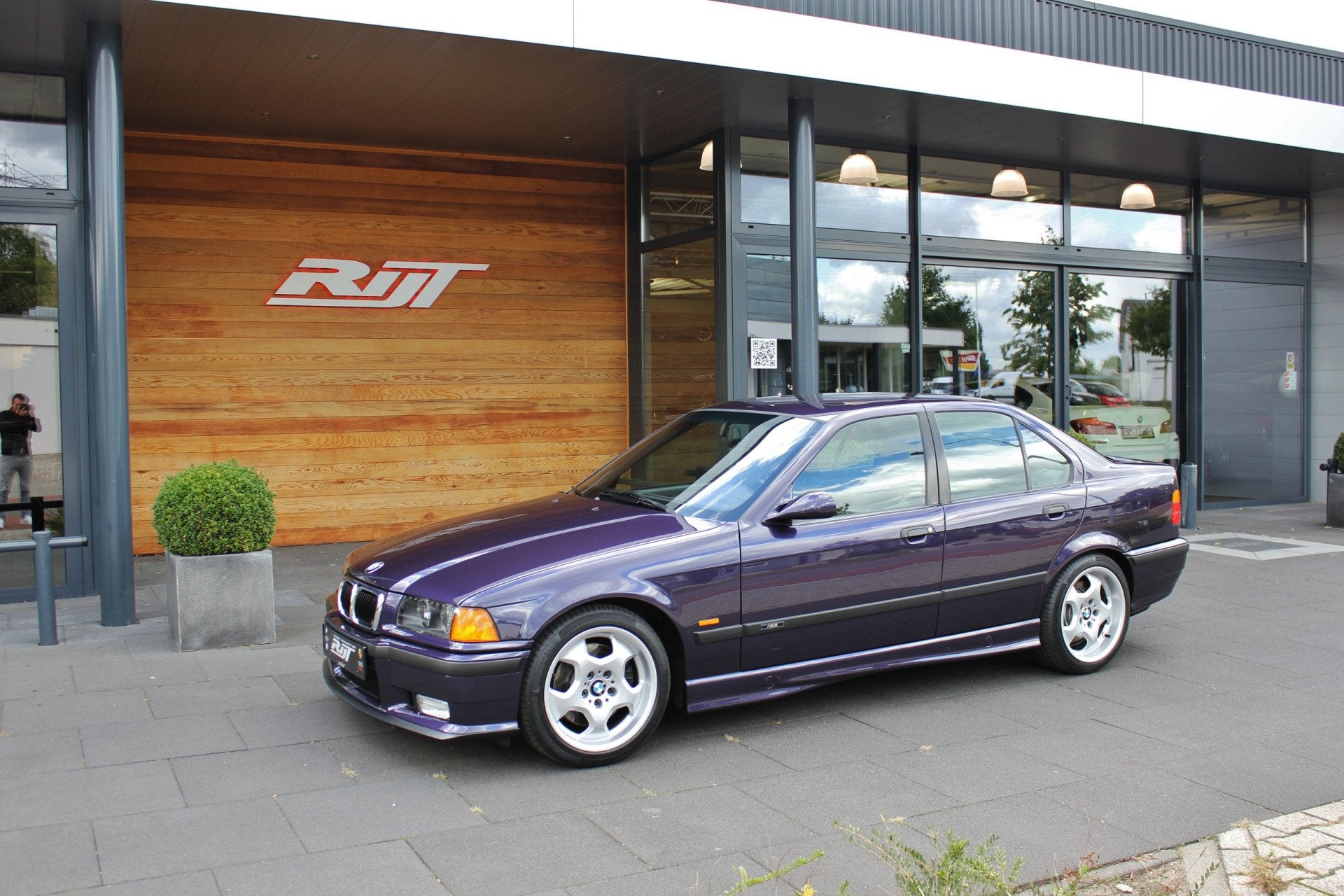 BMW M3 3.2 Sedan SMG *Fully restored in mint condition*, Auto's, Oldtimers, Achterwielaandrijving, Overige kleuren, Automatische klimaatregeling
