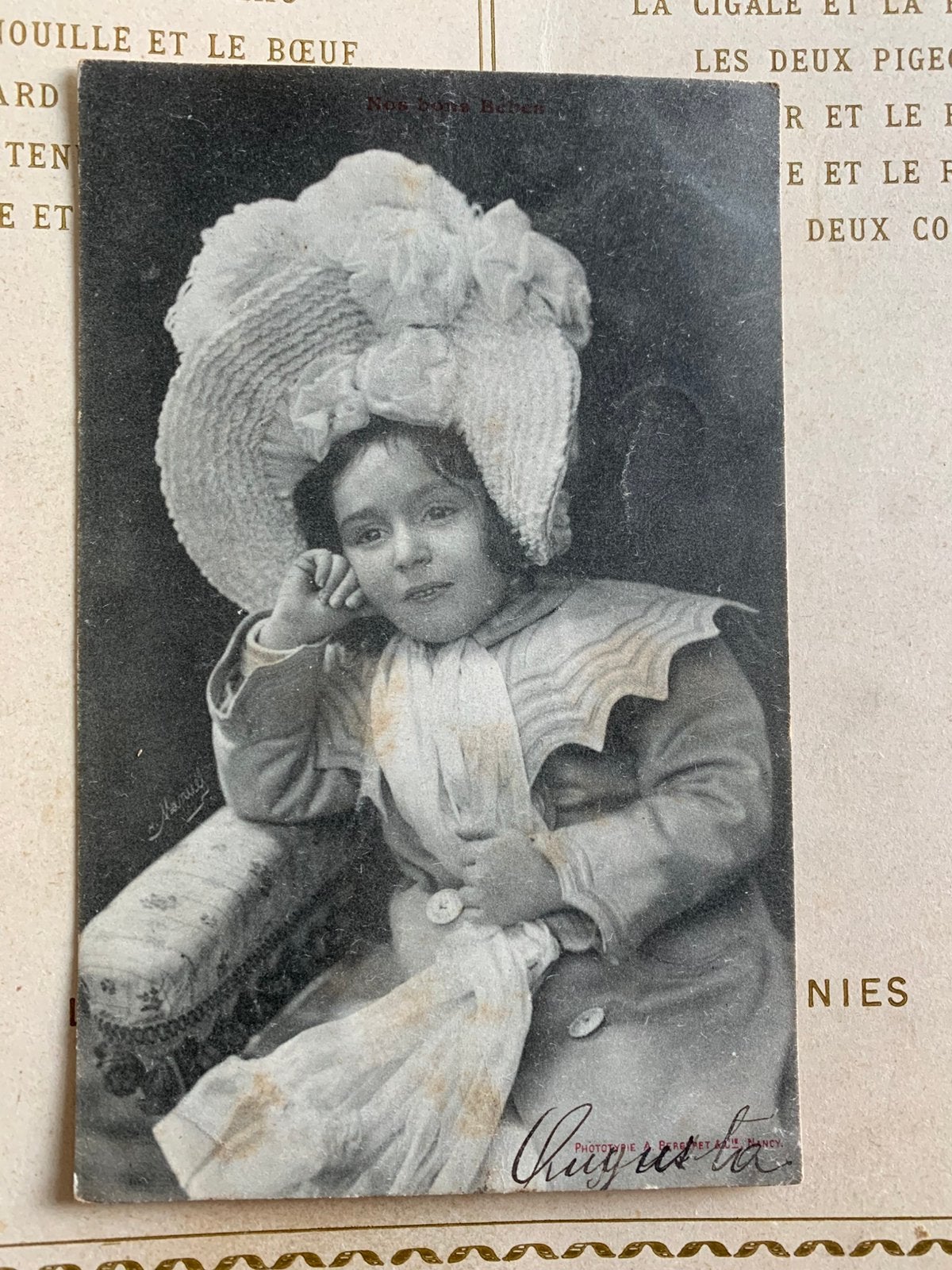 1904 Nos bons Bébés - meisje met hoed (NN), Ophalen of Verzenden, Voor 1920, Gelopen, Kinderen