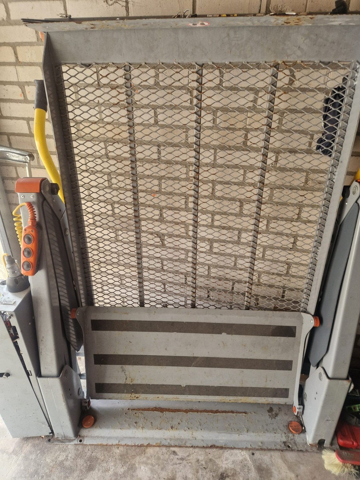 Dhollandia rolstoellift max  350 kilo, Ophalen