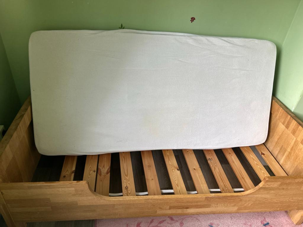 Houten kinderbed met lattenbodem en matras, Kinderen en Baby's, Kinderkamer | Bedden, Ophalen, Gebruikt, 70 tot 85 cm, Lattenbodem