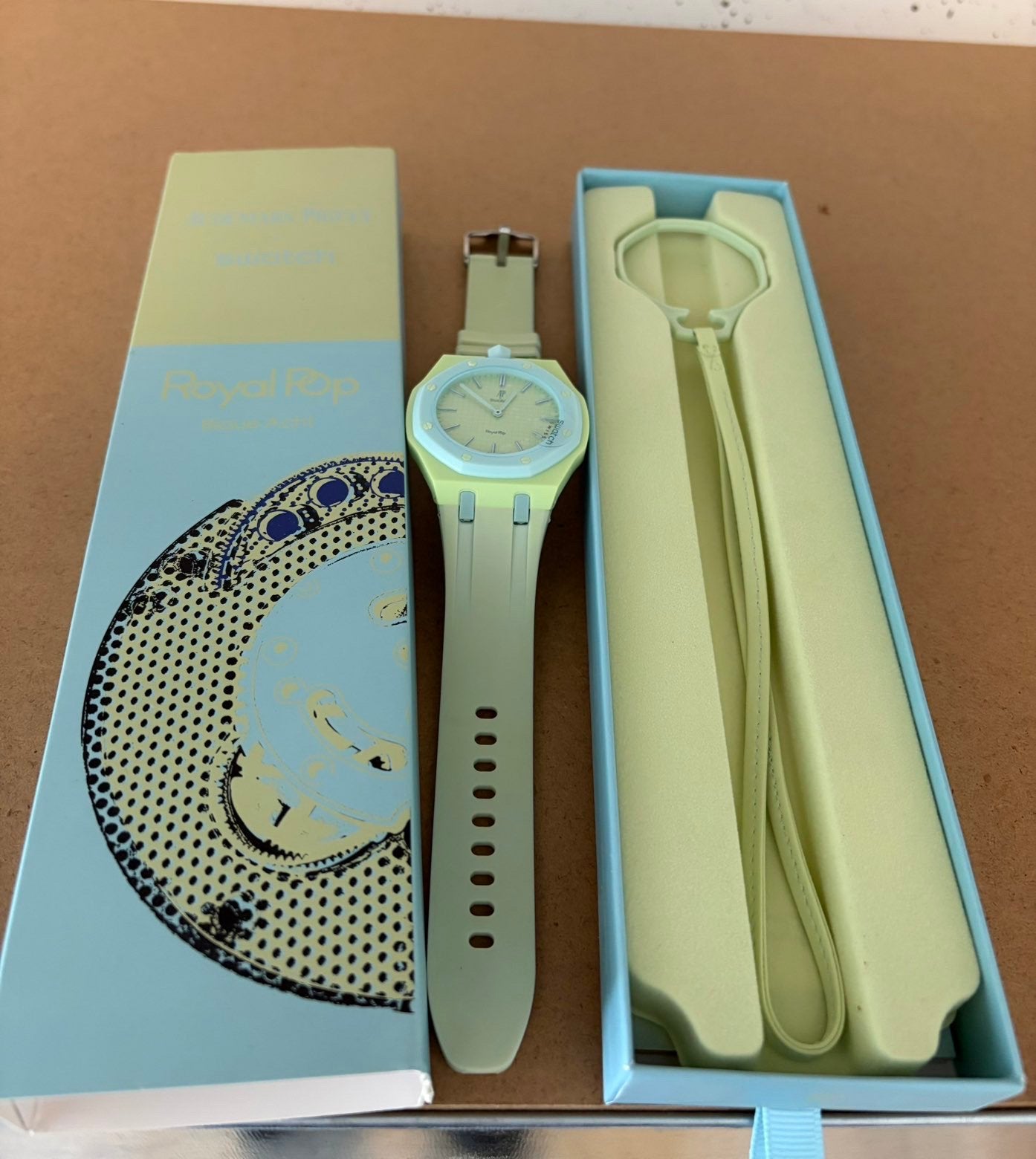 Ap x Swatch Royal Pop Blaue Acht | blauw | Nieuw in doos, Sieraden, Tassen en Uiterlijk, Ophalen of Verzenden, Zo goed als nieuw