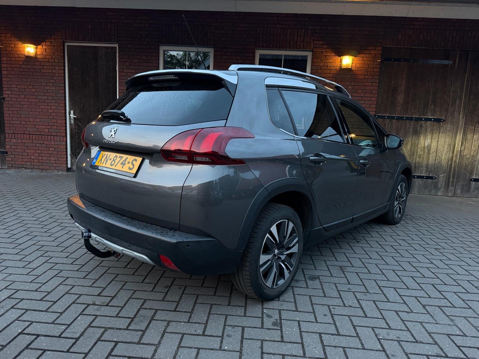 Peugeot 2008 1.2 PureTech Allure| Pano| Trekhaak| D-Riem ver, Auto's, Peugeot, Stof, 1199 cc, 1165 kg, Bedrijf