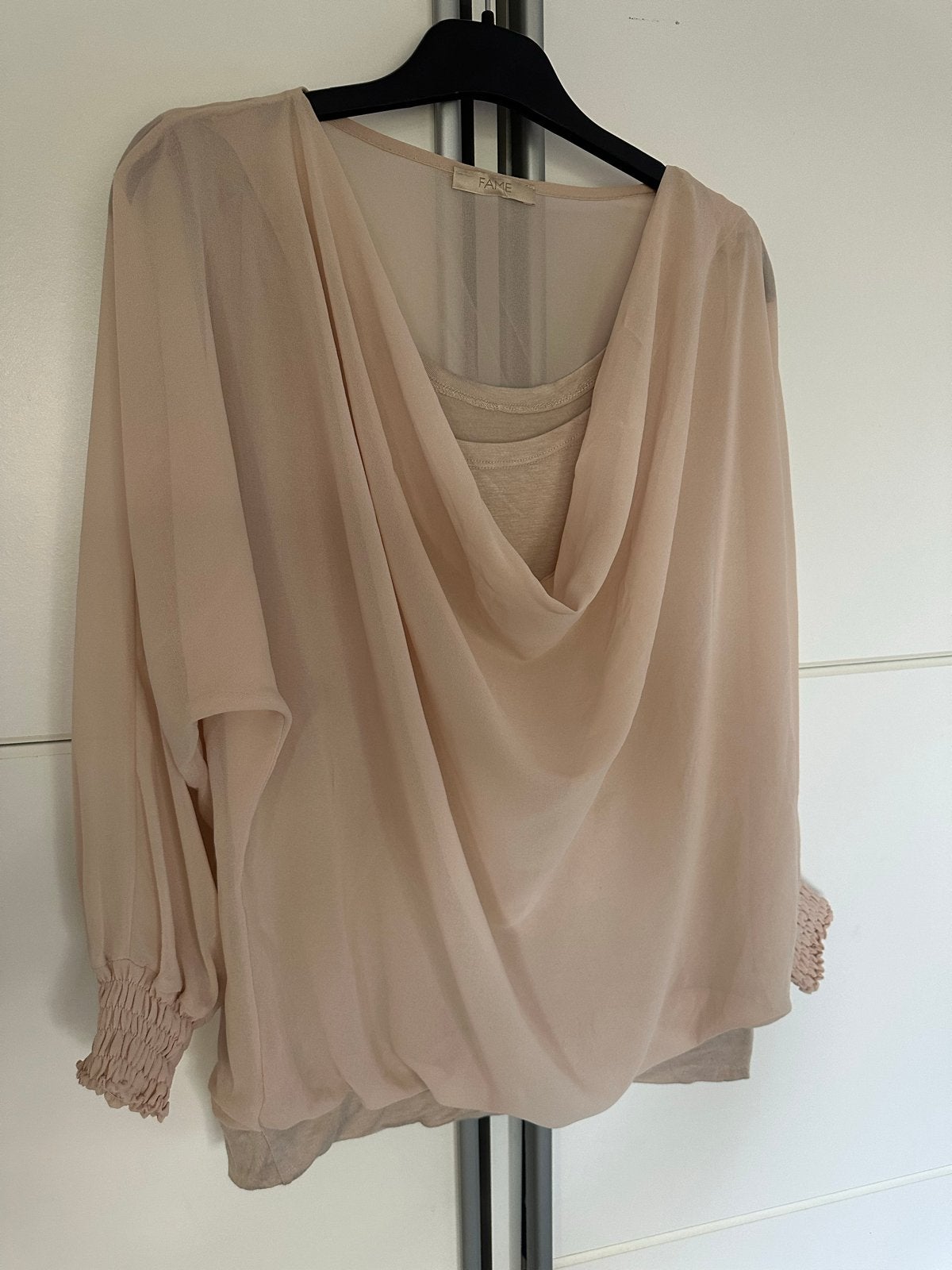 Zomer bloesje met watervalhals, Kleding | Dames, Ophalen of Verzenden, Gedragen, Maat 38/40 (M), Beige