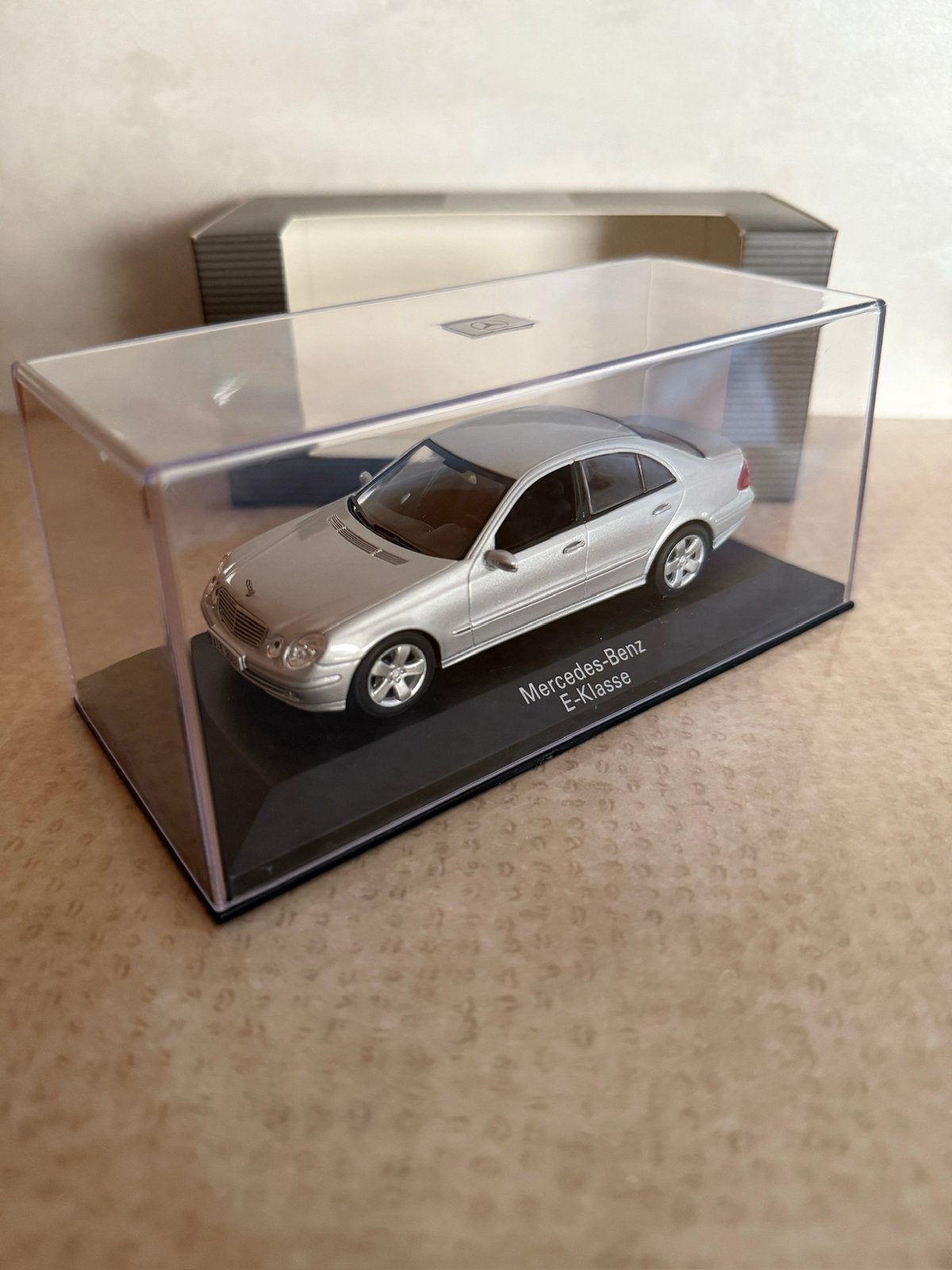 Mercedes E-klasse W211 1:43 Minichamps dealer nieuwstaat!, Ophalen of Verzenden, Zo goed als nieuw