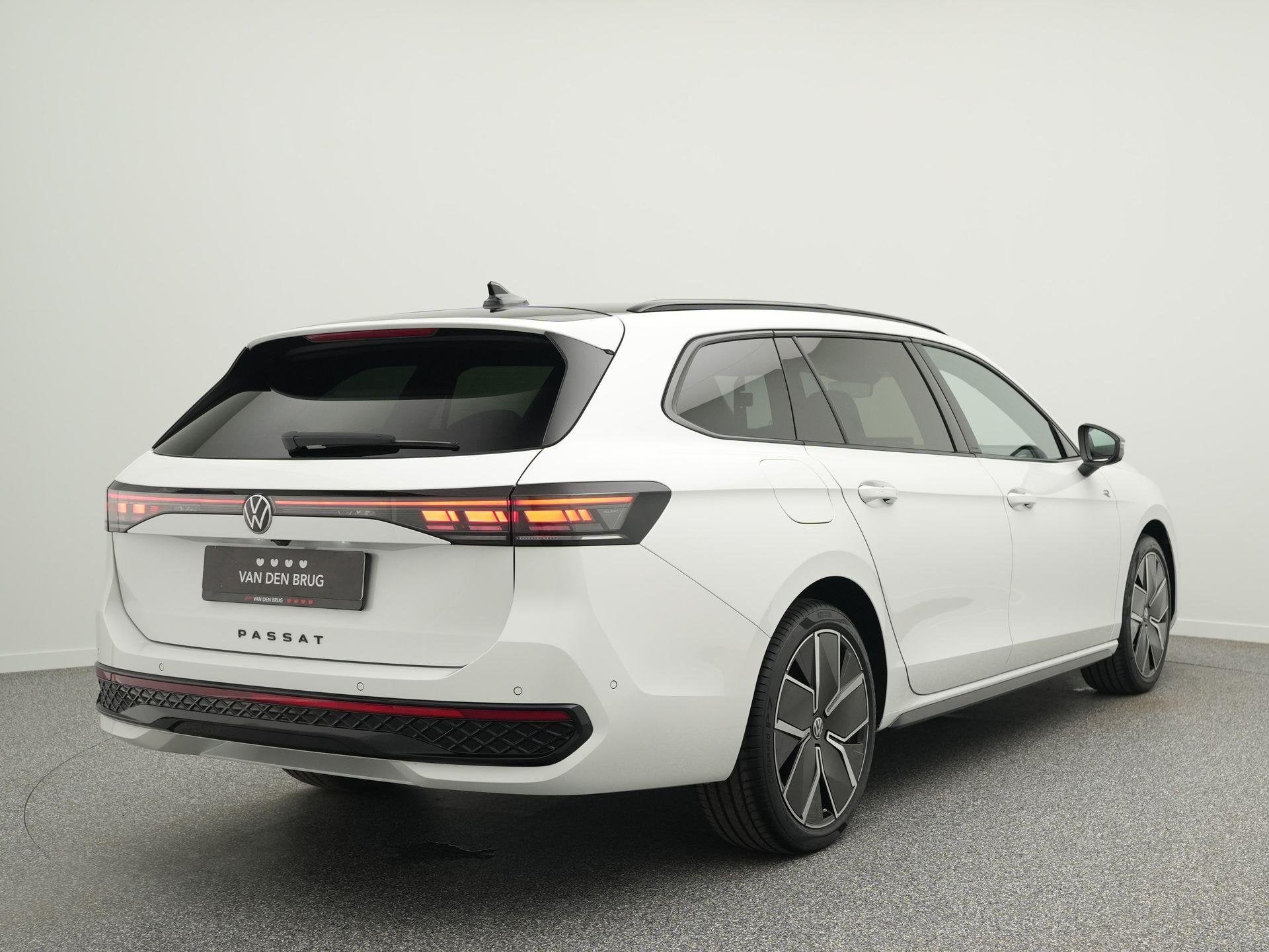 Volkswagen Passat Variant R-Line Edition 1.5 eHybrid 272 PK, 150 min, Hybride Elektrisch/Benzine, Verwarmde buitenspiegels, 177 pk