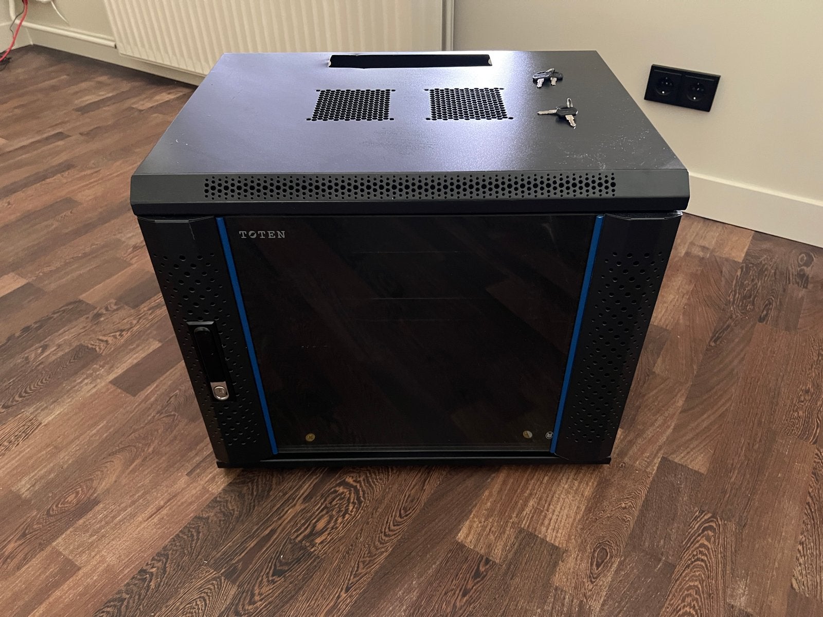 19 inch Serverkast / Wandkast  9u hoog - Zo goed als nieuw, Computers en Software, Serverkasten, Ophalen of Verzenden, Zo goed als nieuw