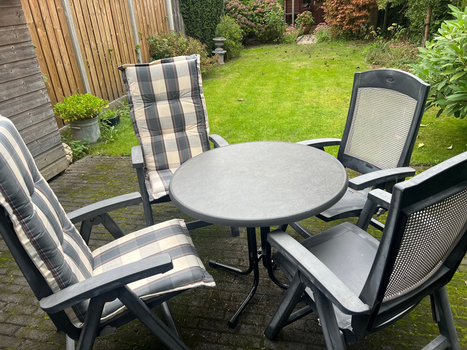 Tuinset met 4 stoelen en ronde tafel, Ophalen, 4 zitplaatsen, Kunststof, Gebruikt