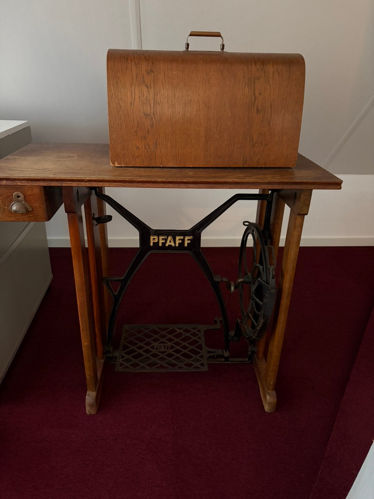 Antieke Pfaff naaimachine, Ophalen