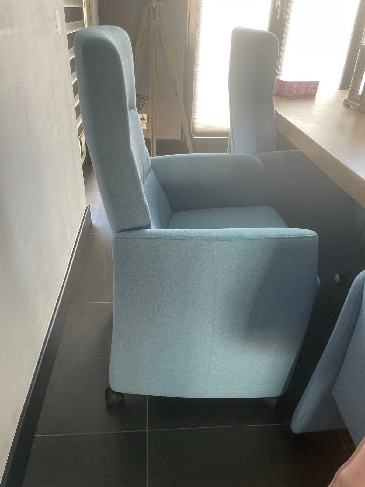 Comfortabele blauwe stoel, hoge verstelbare rugleuning, Huis en Inrichting, Stoelen, Ophalen, Gebruikt, Blauw, Stof