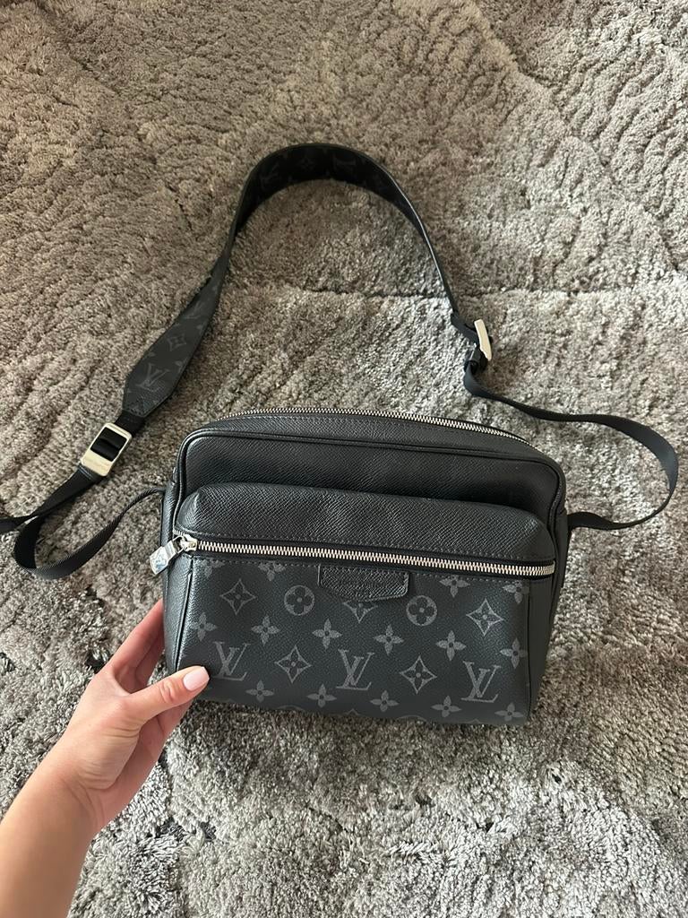 Louis Vuitton Outdoor Messenger, Ophalen of Verzenden, Zo goed als nieuw, Zwart
