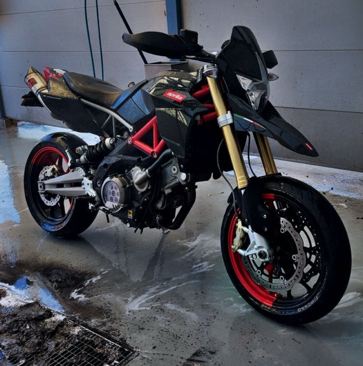 Aprilia Dorsodura Factory Akraprovic, Particulier, Super Sport