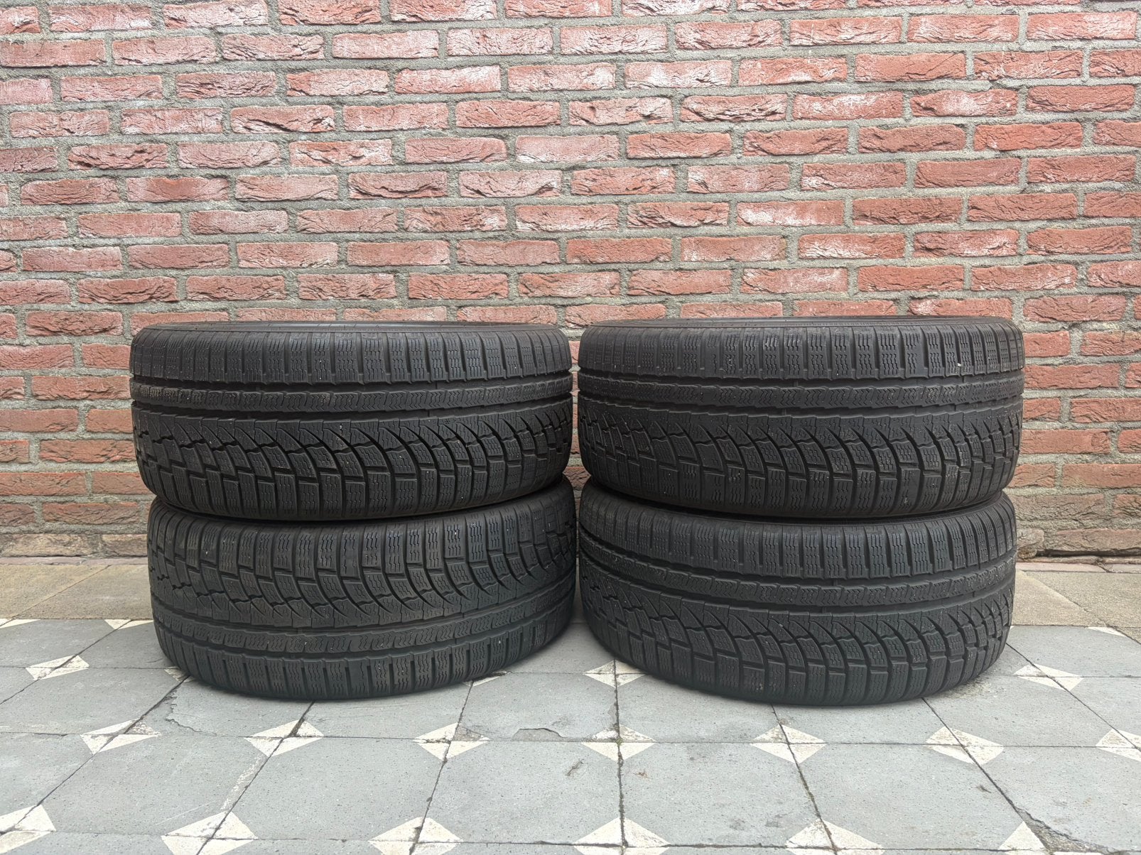 4 Nokian winterbanden. 235/40 R19. Koopje €40, Ophalen