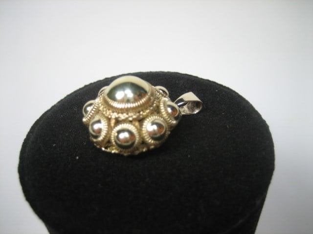 Antieke Zeeuwse Gouden 14 karaat knoophanger 25 mm