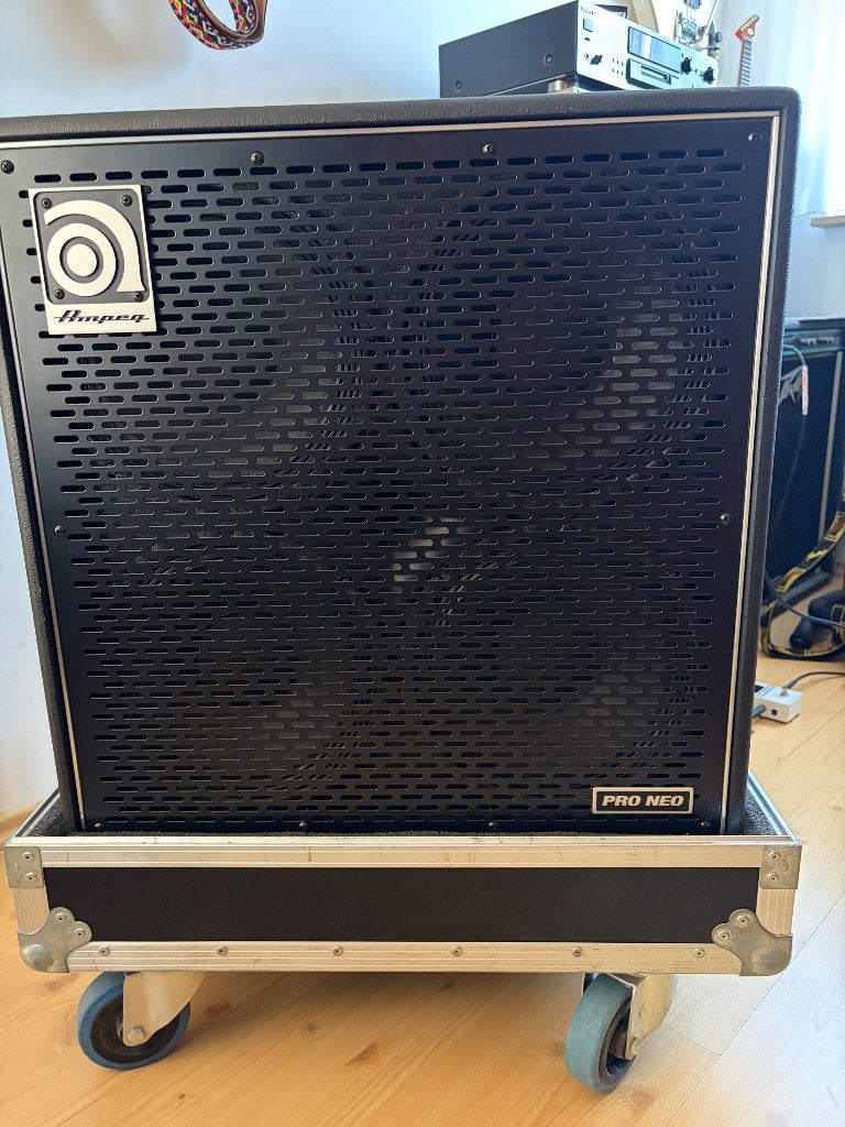 Ampeg Pro Neo 410 bas cabinet + flightcase, Ophalen, Zo goed als nieuw, Audio